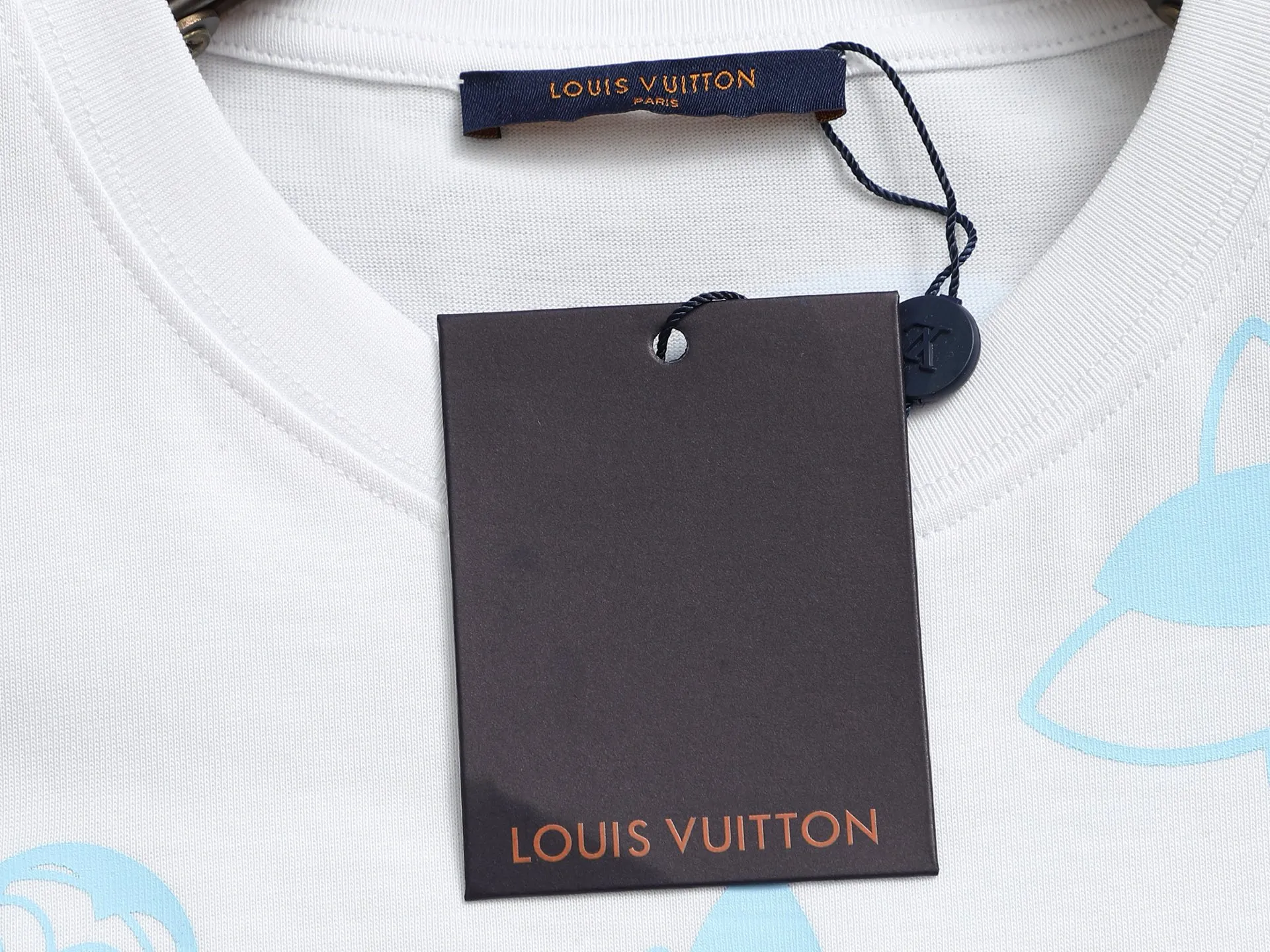 🅿️170 LOUIS VUITTON Louis Vuitton 23ss new color series with all-over printed pattern on the back, classic pullover round neck short sleeves, custom-made 260 grams of vat-dyed fabric, very comfortable to the touch, the latest brick cabinet synchronization for spring and summer, fashionable and personalized, super versatile and good-looking, very suitable for both men and women, a must-have style, tag, collar label, washed wheat, three labels complete, Color: Navy Blue, White, Size: XS~L